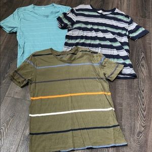 Lot of 3 v-neck men’s tees, size large